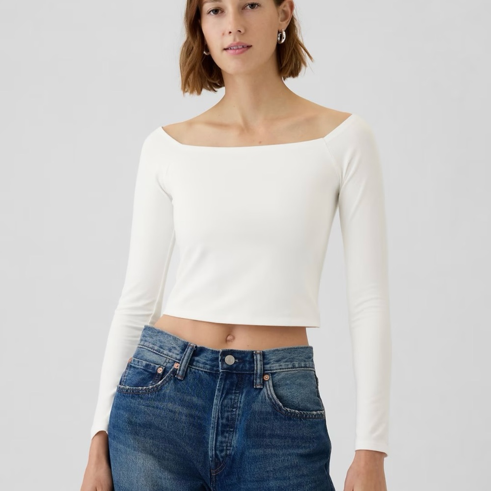White Off-Shoulder Women's Top - Modern Cropped Off-Shoulder T-Shirt